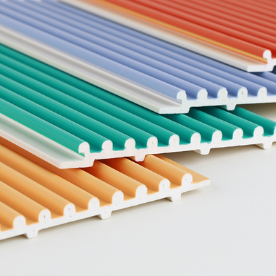O Co expulsou os painéis de parede compostos plásticos de madeira do PVC 15mm